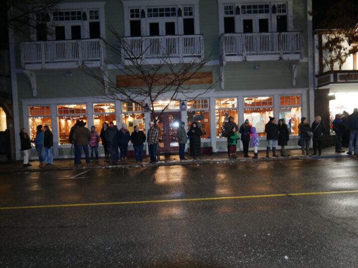 people-line-the-streets